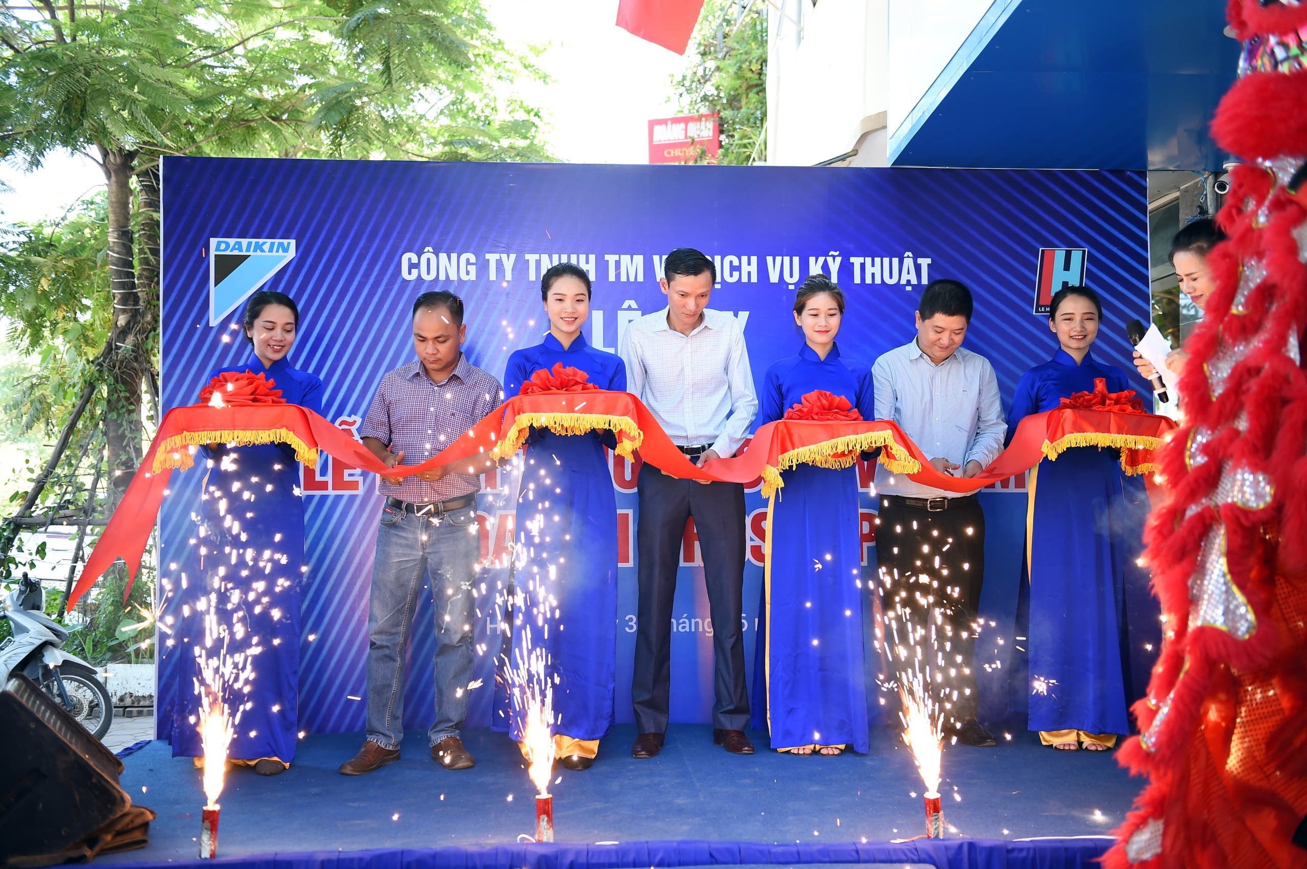 hình ảnh khai trương PROSHOP DAIKIN LÊ HUY