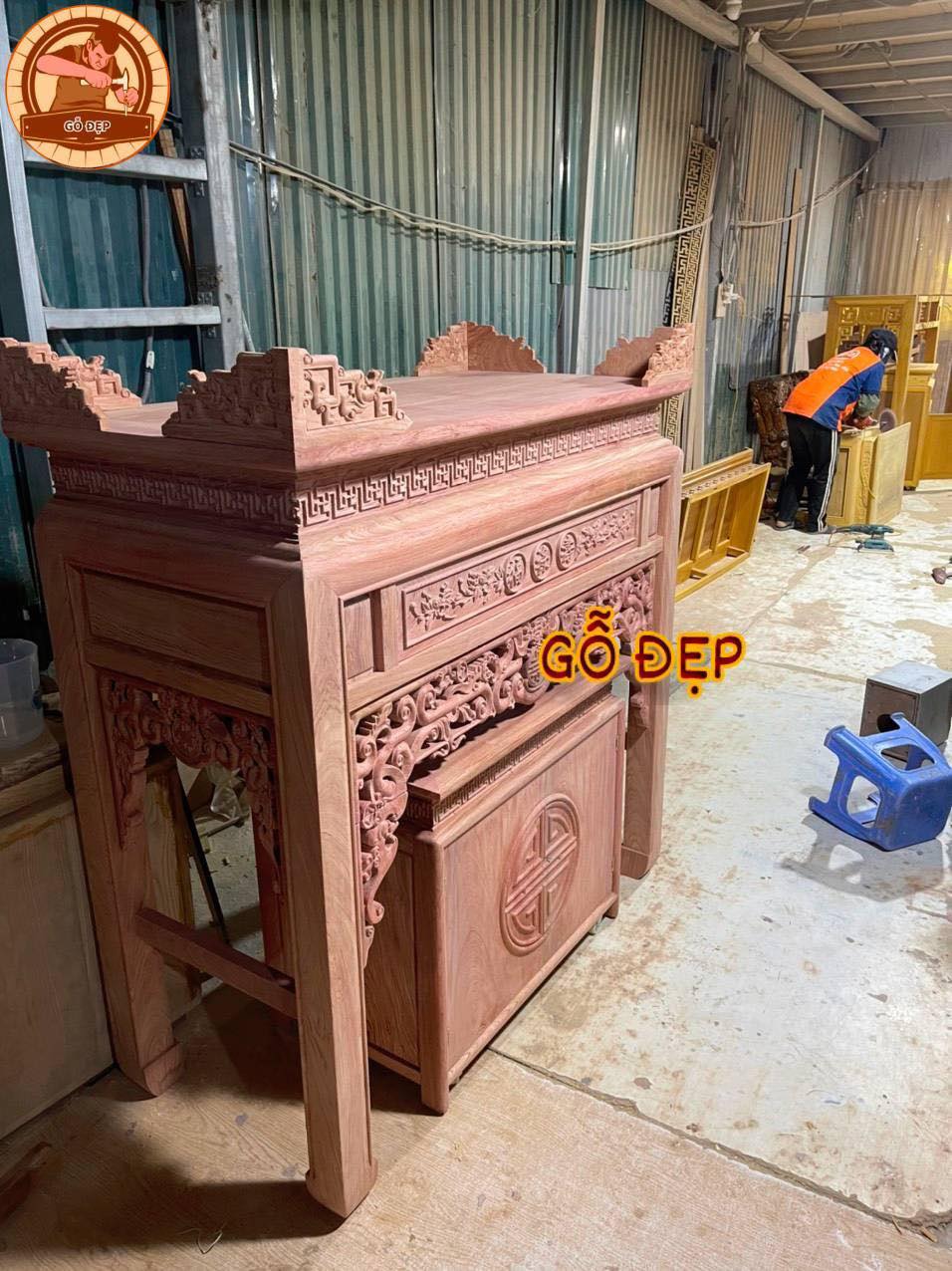 Bàn Thờ Gỗ Hương BT 97 trong công đoạn hoàn thiện