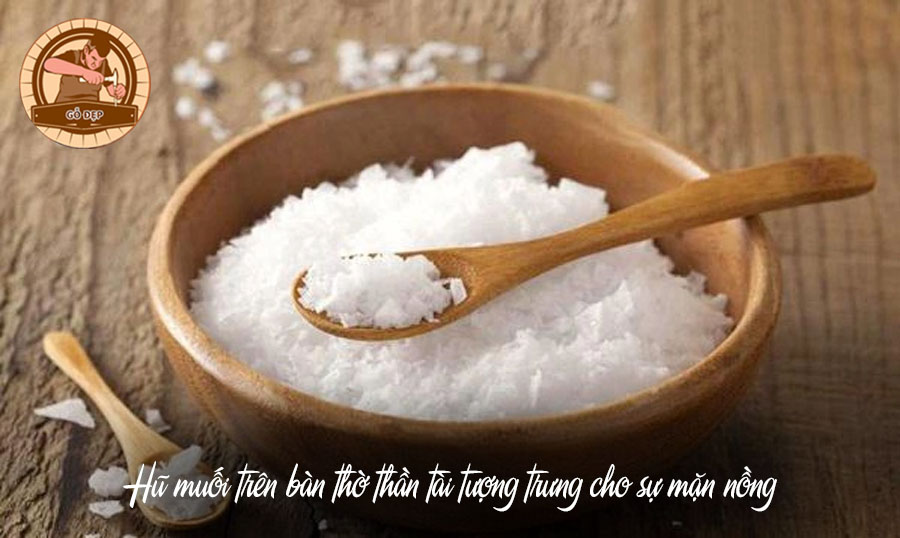 Hũ muối trên bàn thờ thần tài tượng trưng cho sự mặn nồng