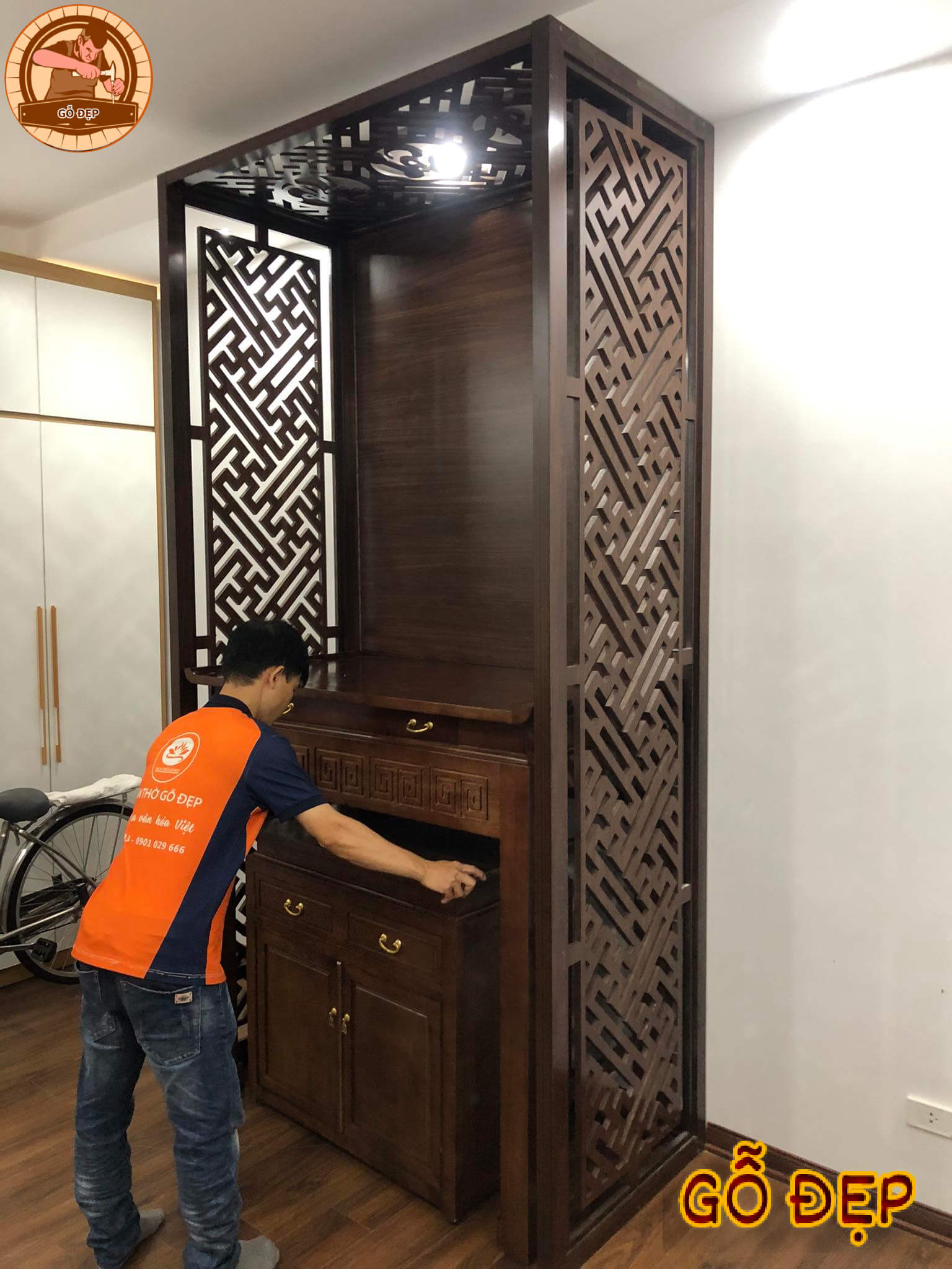 Lắp đặt bàn thờ gỗ Sồi và vách ngăn trang trí tại Lĩnh Nam-Hà Nội