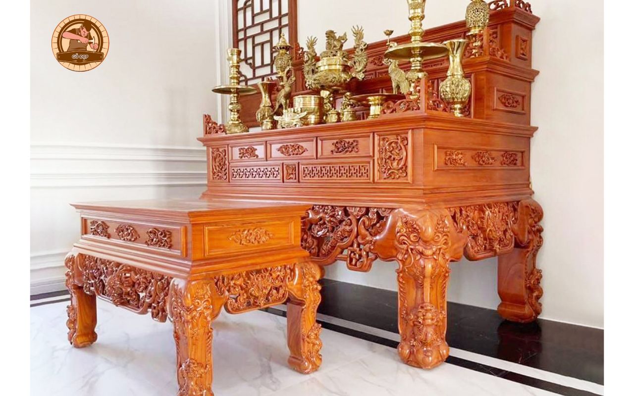 Bàn thờ là nơi linh thiêng để con cháu bày tỏ lòng thành kính