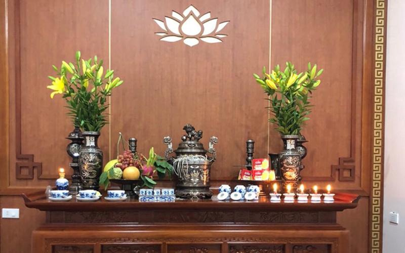 Bàn thờ gia tiên nên cắm hoa gì?