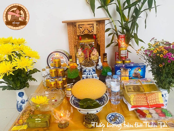 Thắp hương bàn thờ Thần Tài