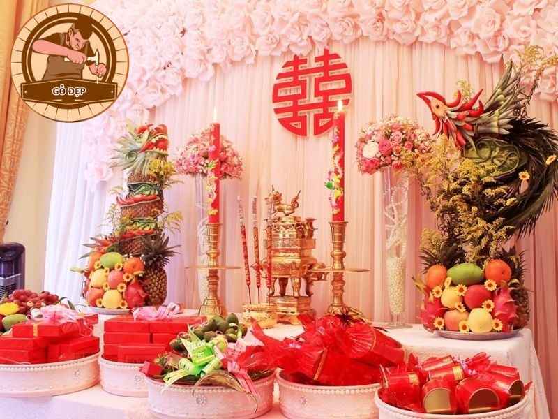 Bàn thờ gia tiên đám hỏi được trang trí với tông hồng nhẹ nhàng