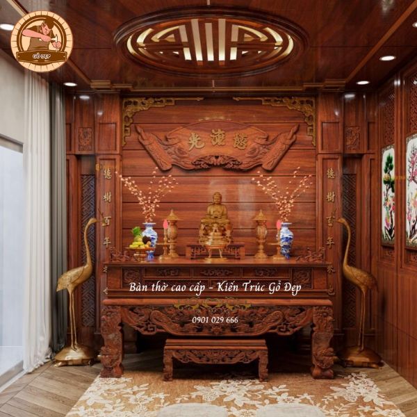 Đèn dầu, ống hương trên bàn thờ gia tiên