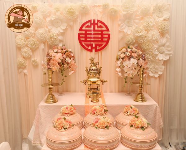 Bàn thờ được trang trí với hoa hồng tinh tế