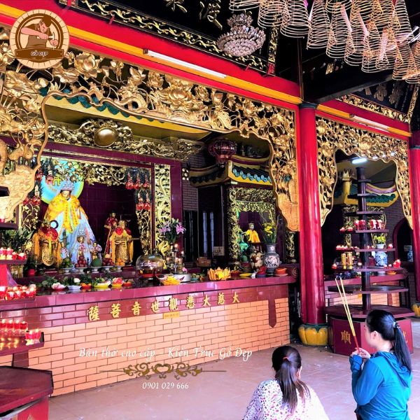 Bàn thờ người Hoa trang trí khác bàn thờ người Việt