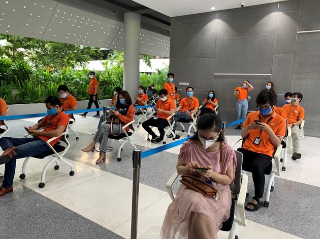 Cán bộ nhân viên công ty tiêm phòng vacxin Covid 19