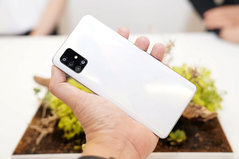 tren-tay-galaxy-a51-tai-viet-nam-thiet-ke-dep-tua-note-10-cau-hinh-tot-gia-mem