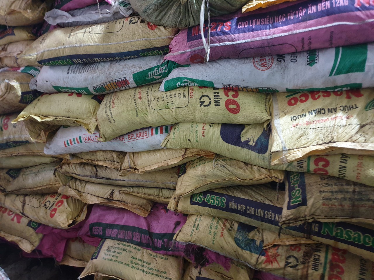 Phân bò khô được đóng bao sạch sẽ, gọn gàng để chuyển cho khách hàng