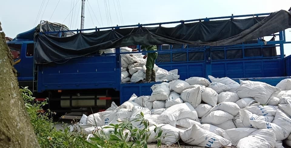 Xe giao hàng của chúng tôi đang hạ hàng tại Tân Thành, Hàm Yên Tuyên Quang