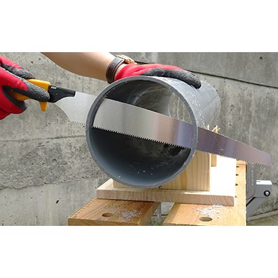 Cách cắt ống nhựa bằng cưa tay