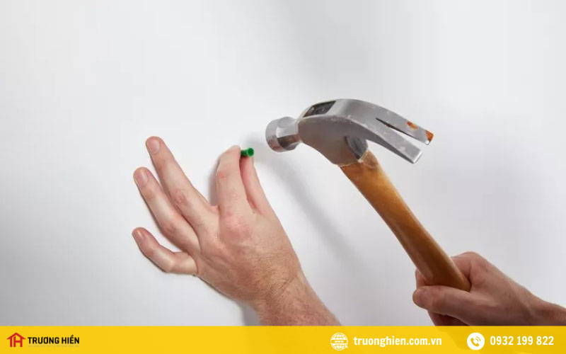 Dùng búa đóng tắc kê vào lỗ vừa khoan