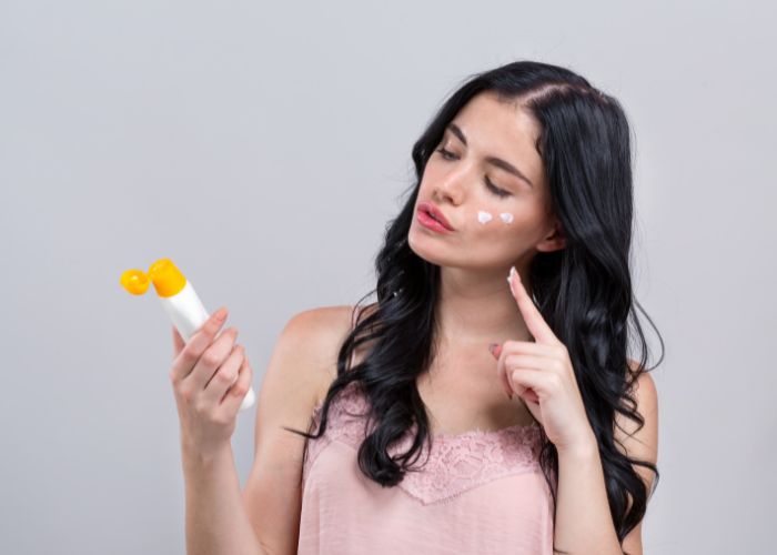 sử dụng kem chống nắng hằng ngày