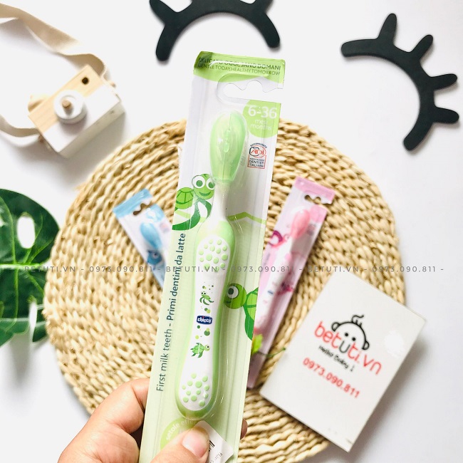 Cận cảnh bàn chải đánh răng Chicco Ý