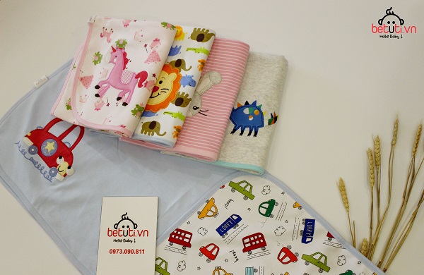 Chăn đắp Mom's care trong combo đồ sơ sinh mùa thu cho bé gái