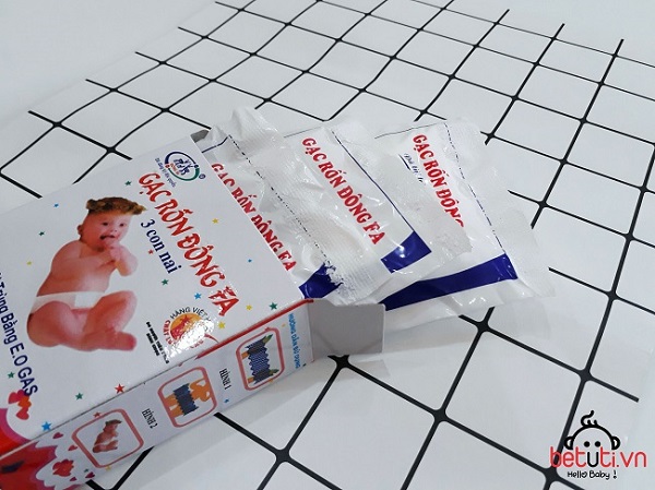 Gạc băng rốn Đông Fa trong trọn bộ đồ sơ sinh mùa thu cho bé traii