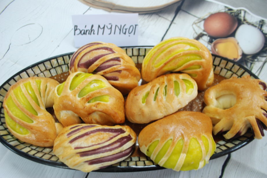 CÁN BỘ KỸ THUẬT CÔNG TY TNHH SẢN XUẤT BỘT MỲ VIMAFLOUR HƯỚNG DẪN CÔNG THỨC LÀM BÁNH MỚI, CHẤM THI TỐT NGHIỆP CHO HỌC SINH NGÀNH BÁNH MỲ - BÁNH NGỌT