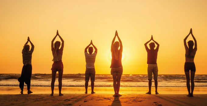 Hãy thử chào ngày mới bằng ba vòng Sun Salutations (Chào Mặt Trời)