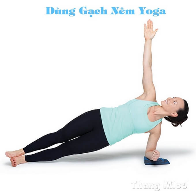 Dùng gạch yoga hỗ trợ