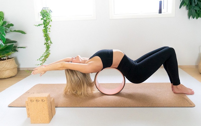 Sử dụng thêm dụng cụ yoga hỗ trợ