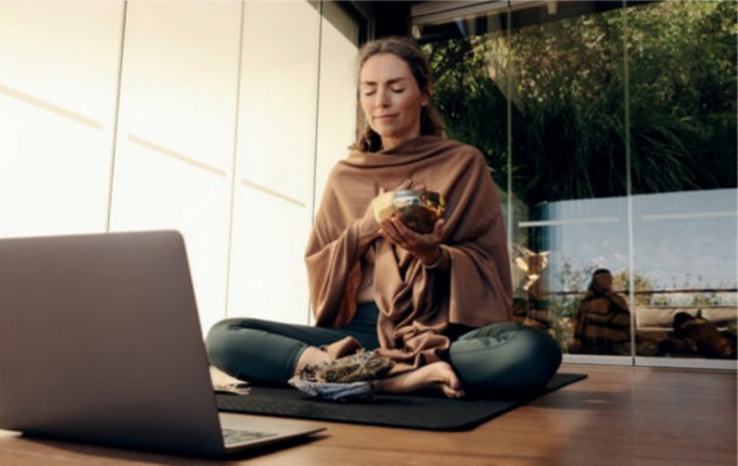 Tác giả Jo Webber là chuyên gia Ayurveda, giáo viên yoga