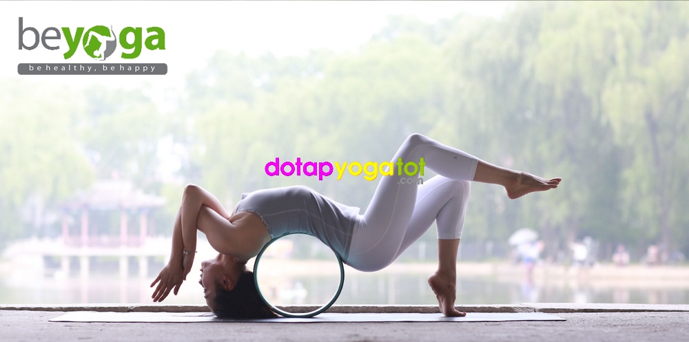 Giãn lưng với vòng tập beYoga