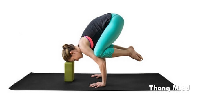 Cách Thực Hiện Tư Thế Con Quạ Với Khối Gạch Yoga ở trán