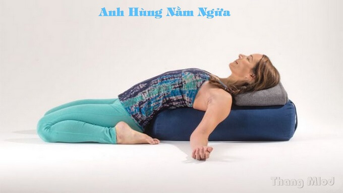 Hỗ trợ Tư Thế Anh Hùng Nằm Ngửa (Reclining Hero Pose - Supta Virasana)