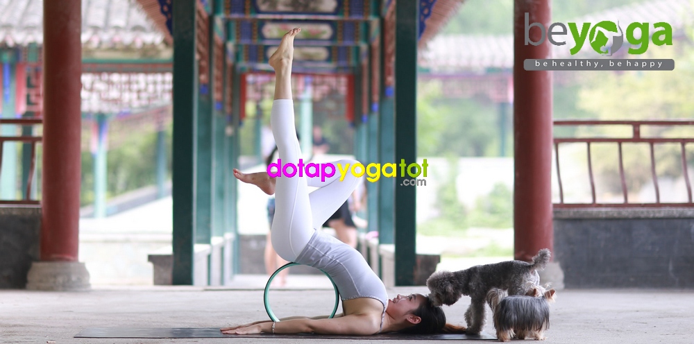 Tư thế nửa cây nến với vòng tập yoga