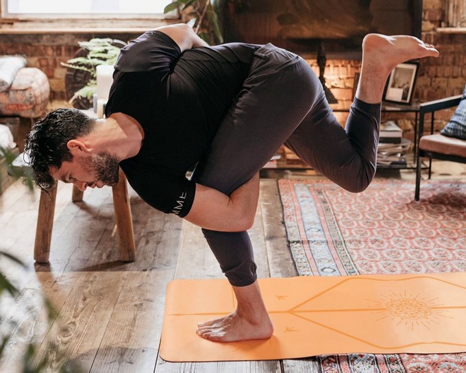 Tập yoga làm mềm dẻo và cân bằng