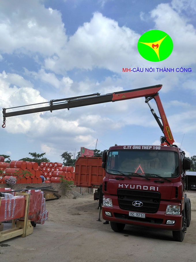xe đầu kéo gắn cẩu gập Palfinger