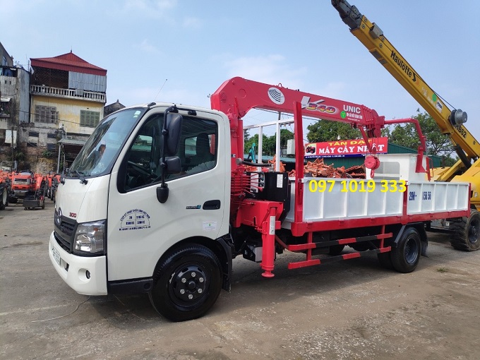 Xe Hino XZU730 gắn cẩu Unic 3 tấn