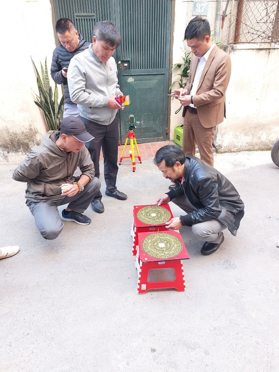 Lớp học phong thuỷ của thầy Tạ Hậu-Luôn gắn liền với thực hành