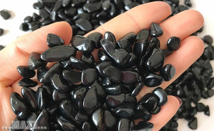 Đá Obsidian vun đen.