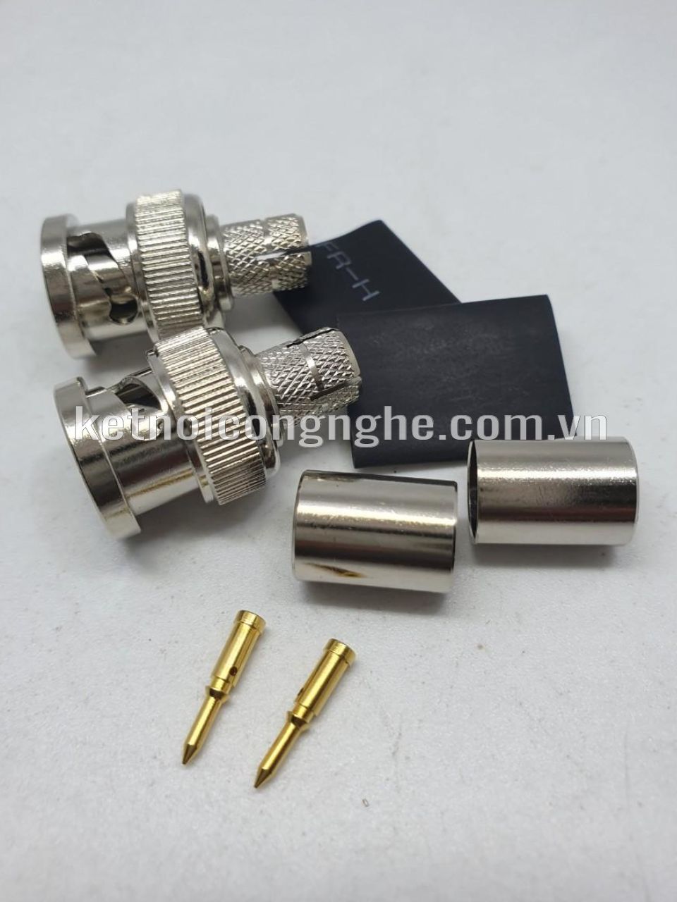BNC male 75Ω clamp for RG6, 5CFB cable connector: BNC đực bóp RG6