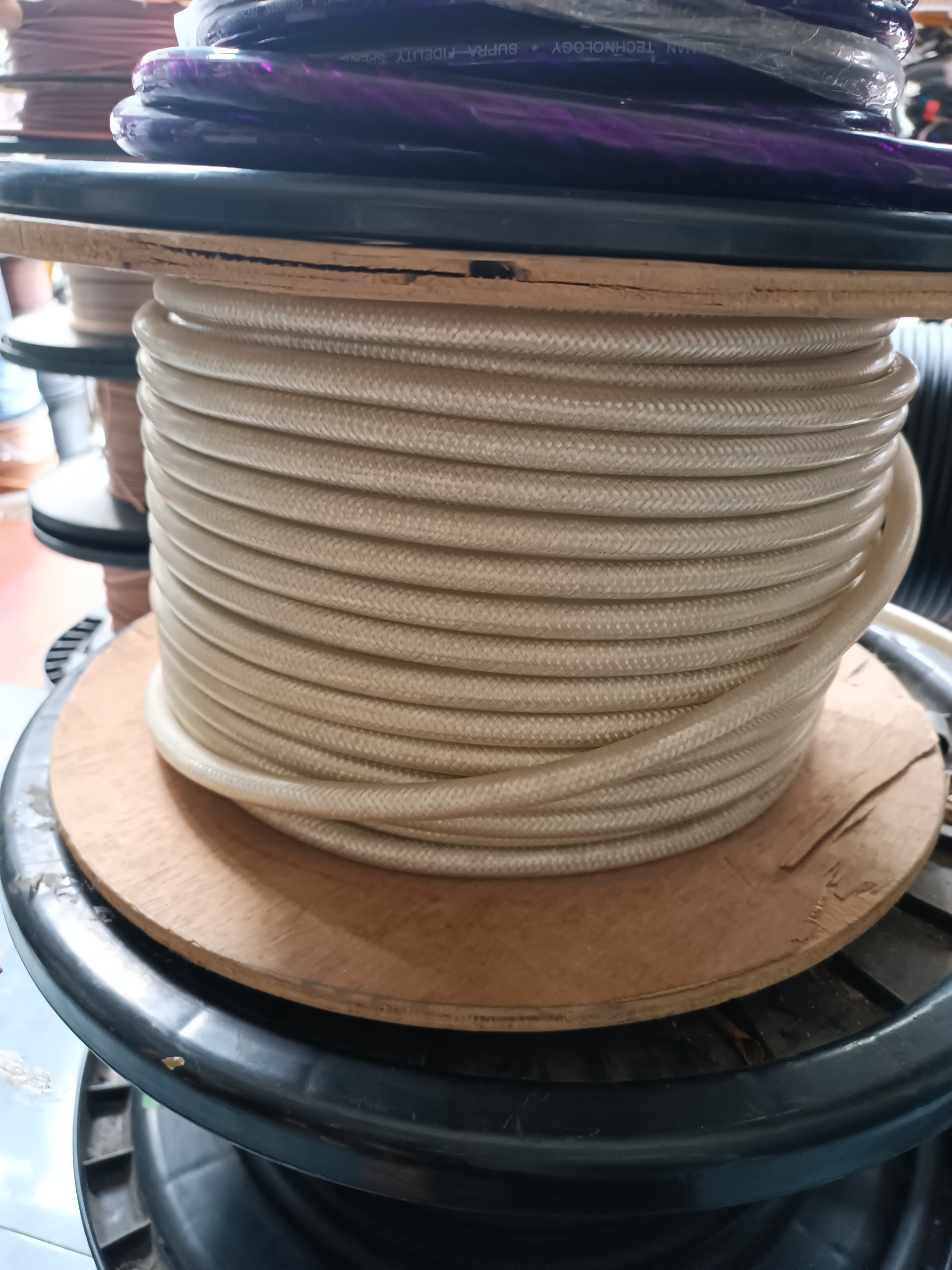 Dây nguồn trắng