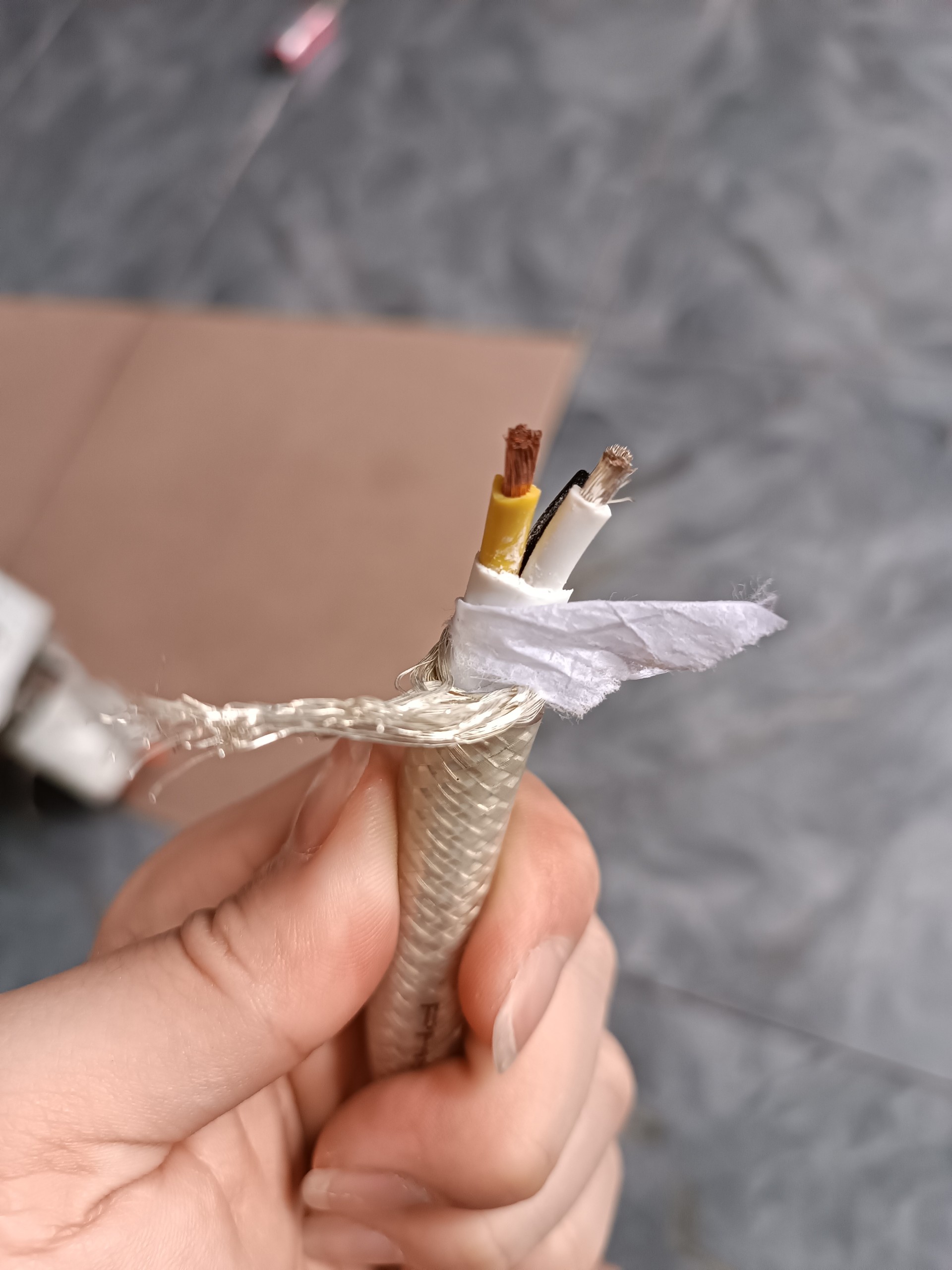 Dây nguồn trắng