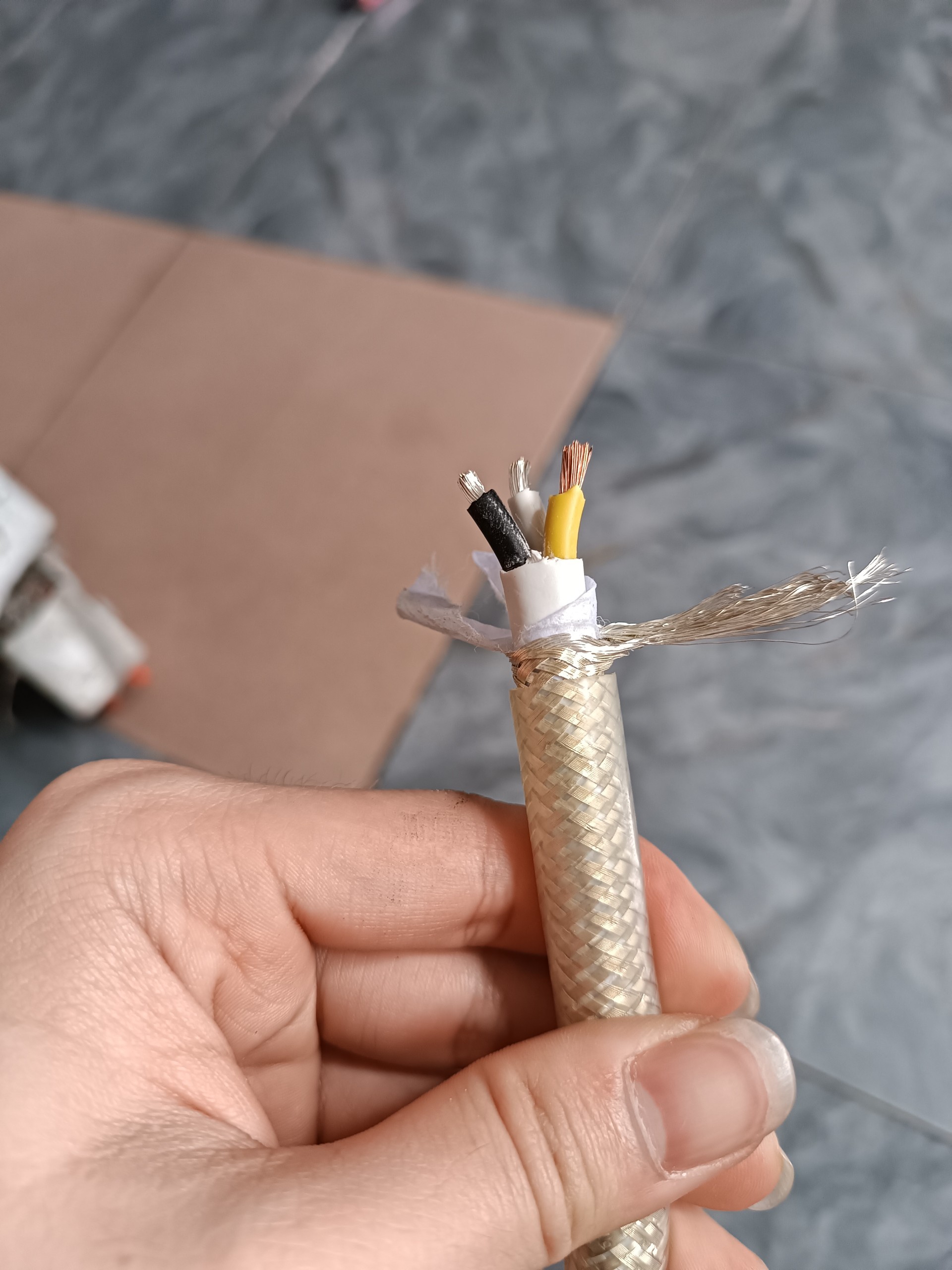 Dây nguồn trắng