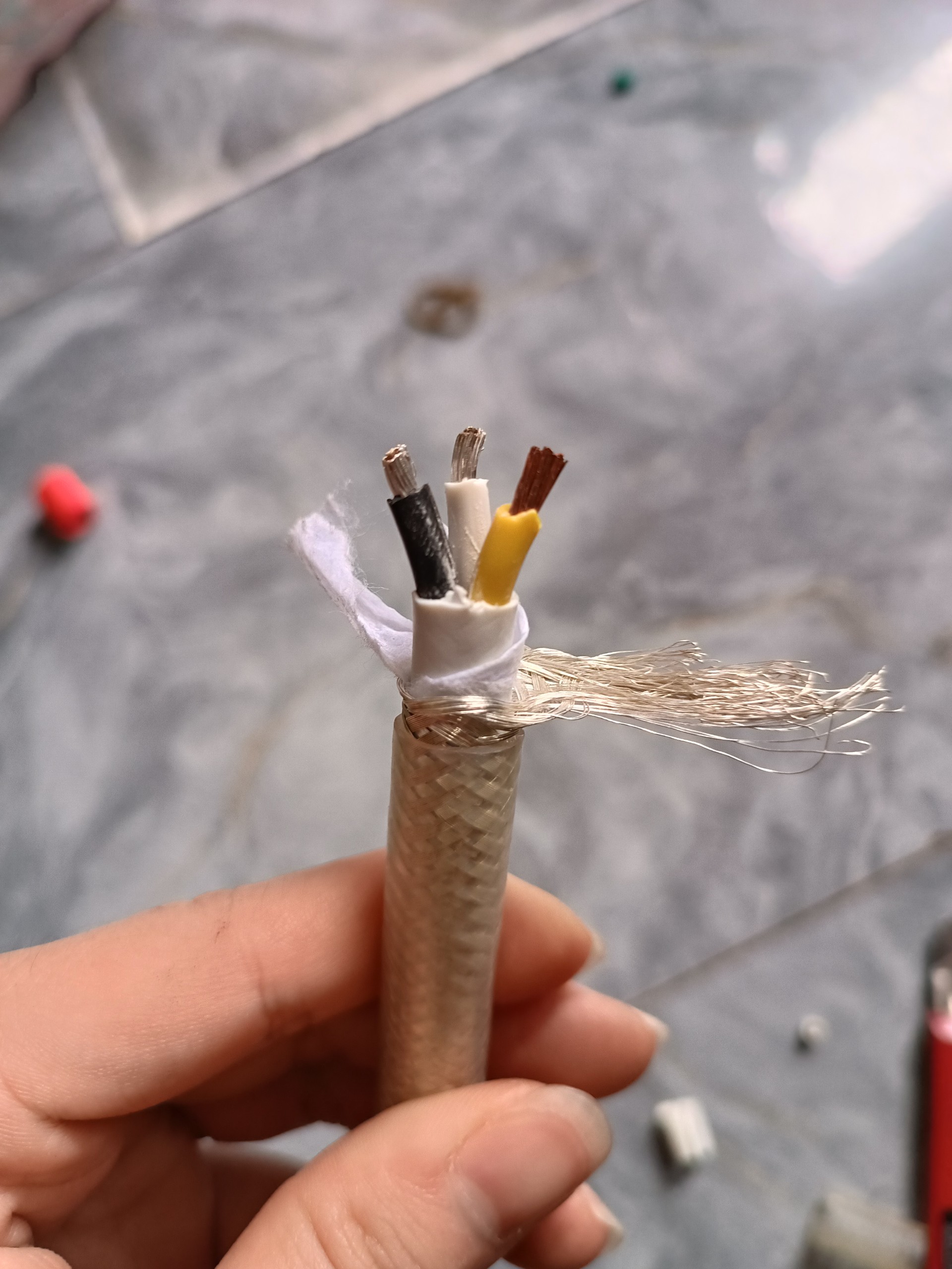 Dây nguồn trắng