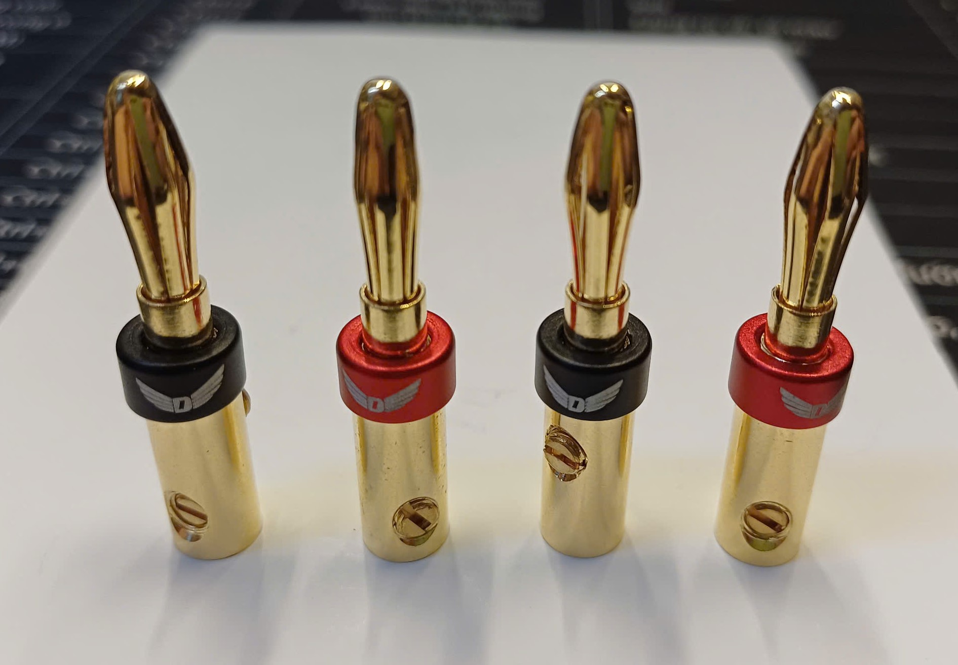 Bắp Chuối Win Siết Vít Cao Cấp Mạ Vàng (2 lỗ) – Đỏ Đen