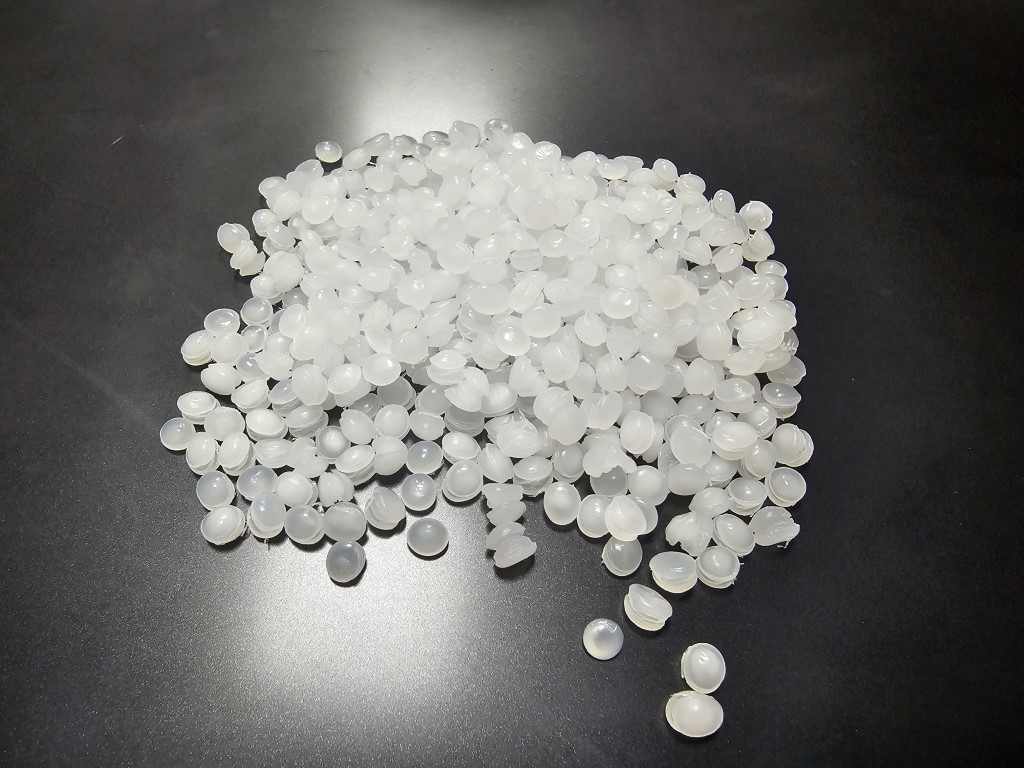 Hạt nhựa tạo thành từ máy tạo hạt nhựa MINI