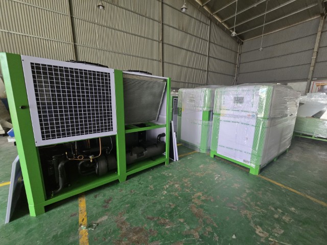 Chiller tản nhiệt nước sử dụng khí R22.