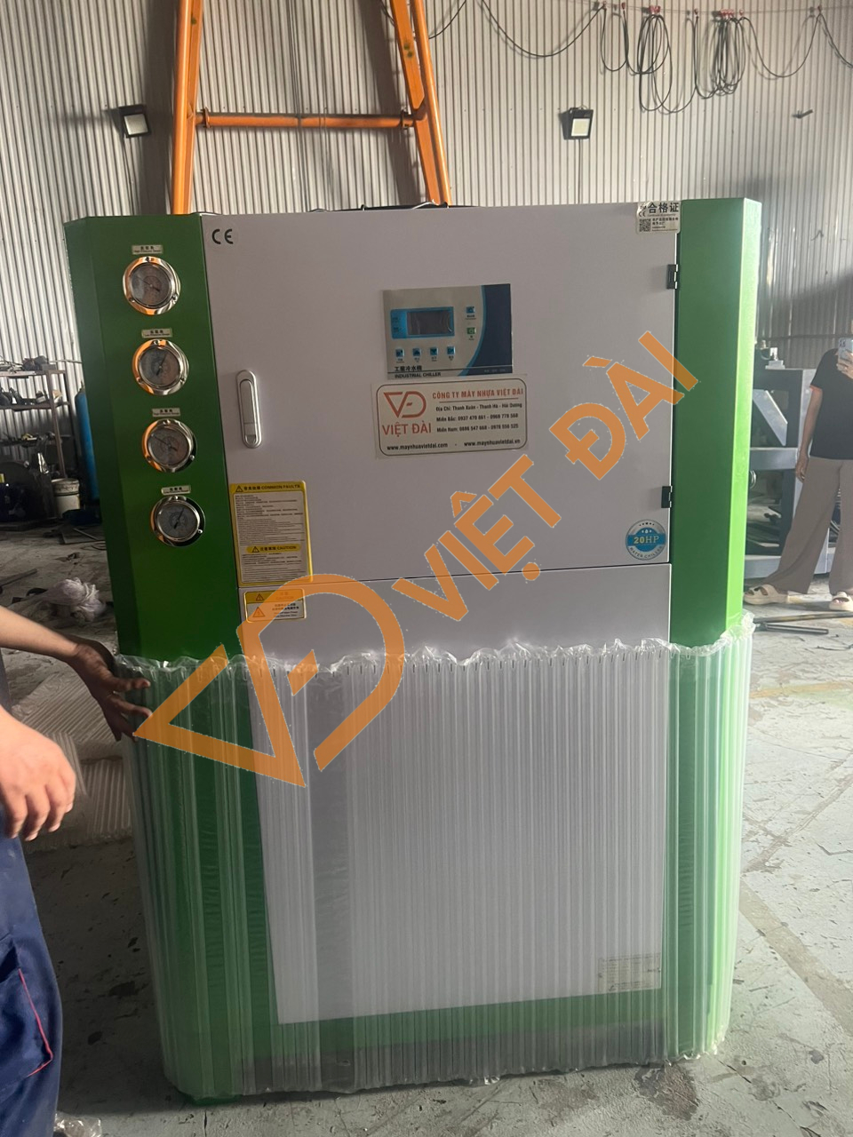 Bọc máy làm mát (chiller) cho hệ thống sản xuất nhựa, sẵn sàng cho khâu vận chuyển.