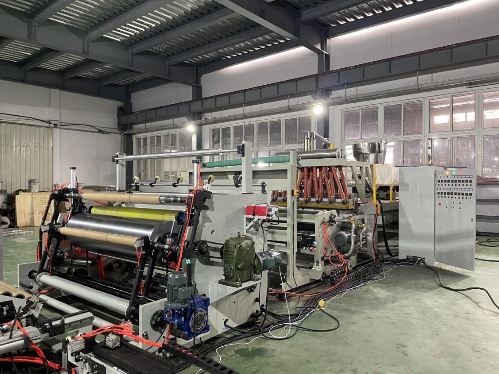 Máy sản xuất màng PE bằng phương pháp cán, đang trong quá trình lắp đặt