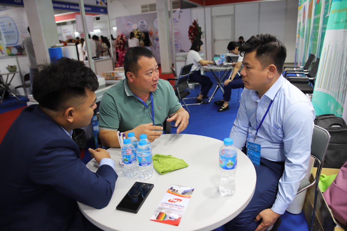 Tư vấn khách hàng tại triển lãm HanoiPlas