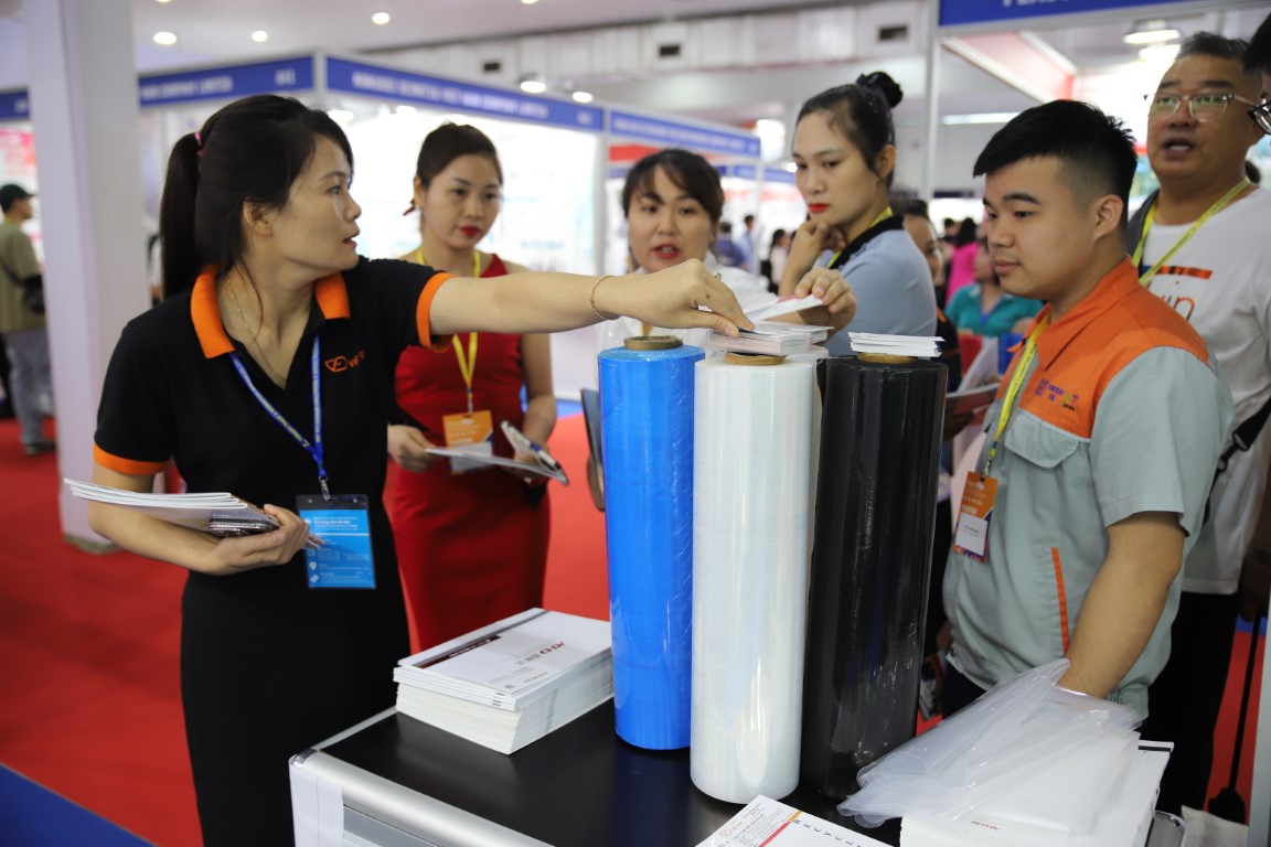 Chăm sóc khách hàng tại triển lãm HanoiPlas 2024