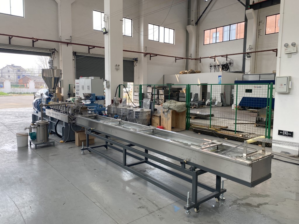 Bể nước làm mát của máy tạo hạt