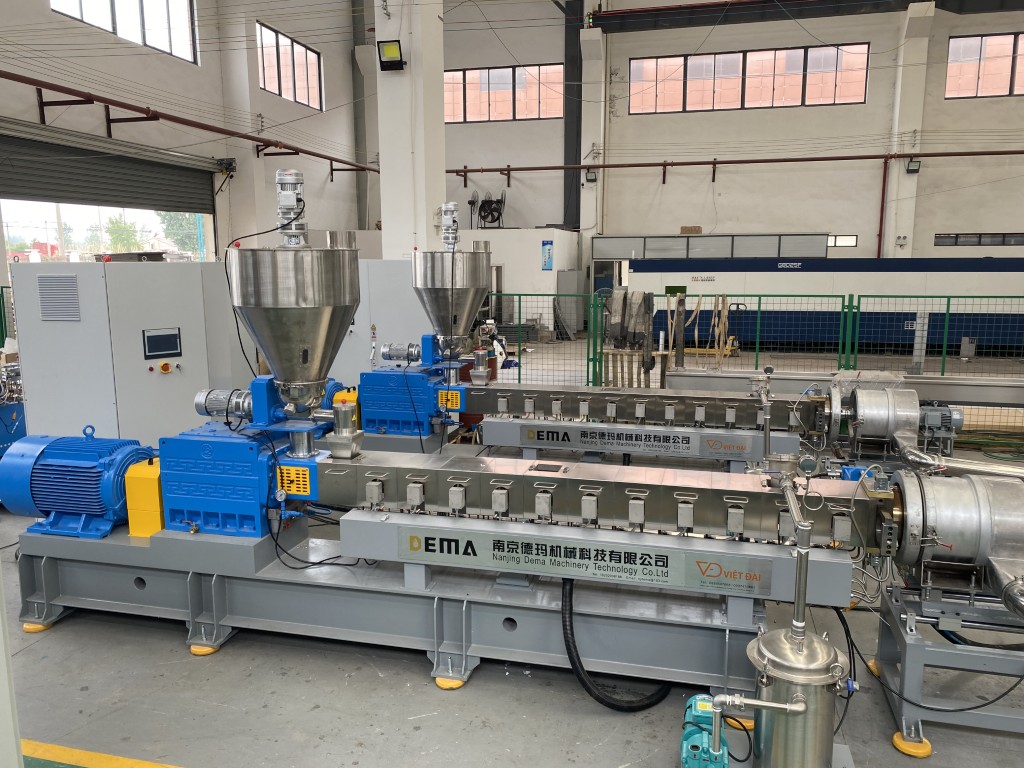 Máy đùn trục vít đôi trong hệ thống sản xuất