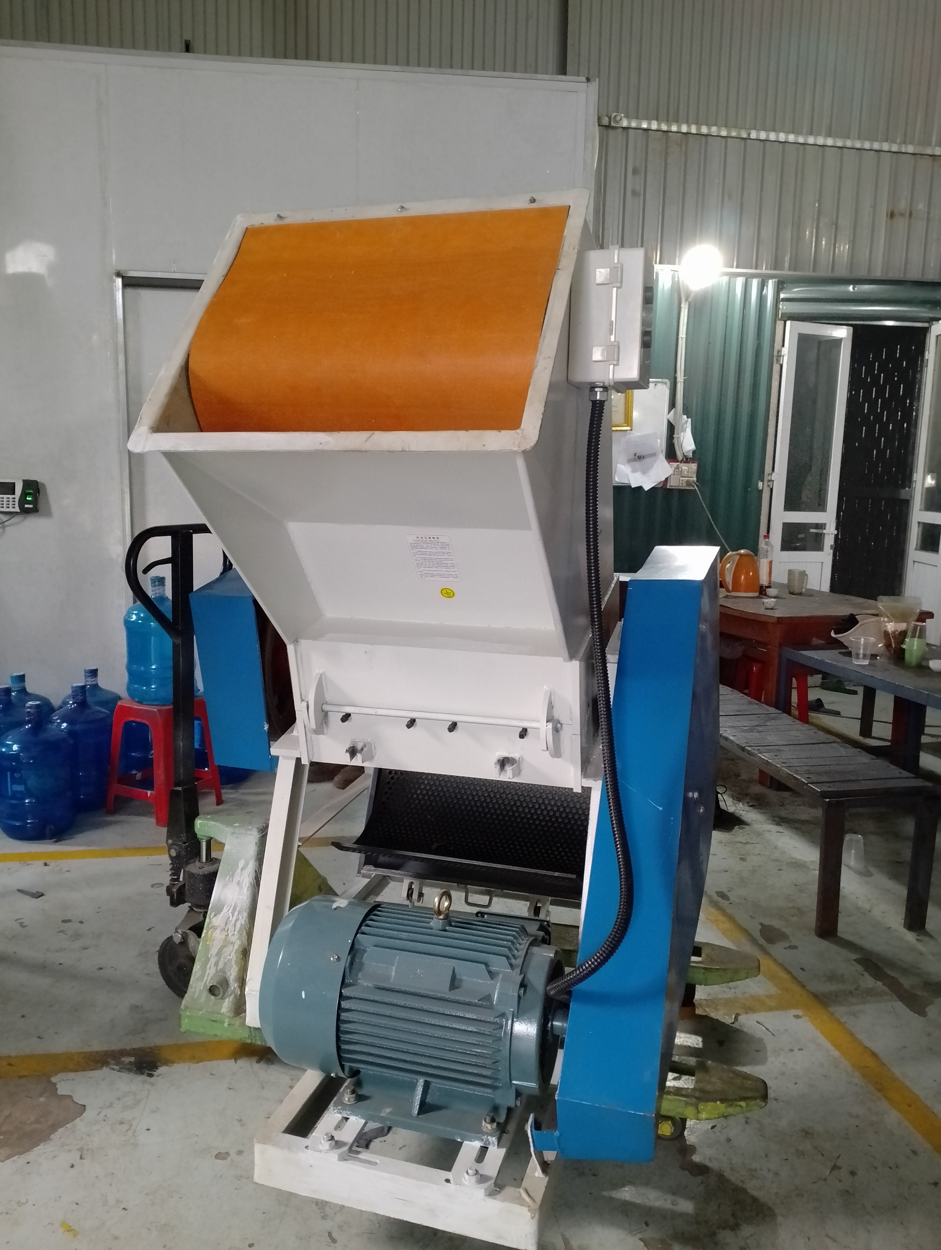 Máy băm tái chế chai lọ nhựa